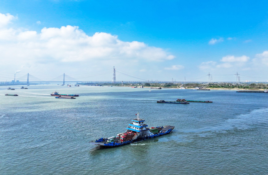 安徽芜湖:长江水域航运忙 安徽芜湖:长江水域航运忙