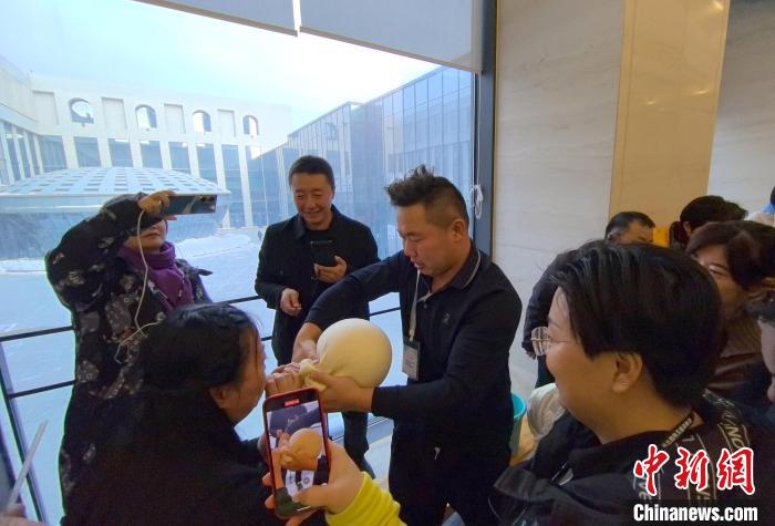 天山北麓一片麦 收获三产“融合田”